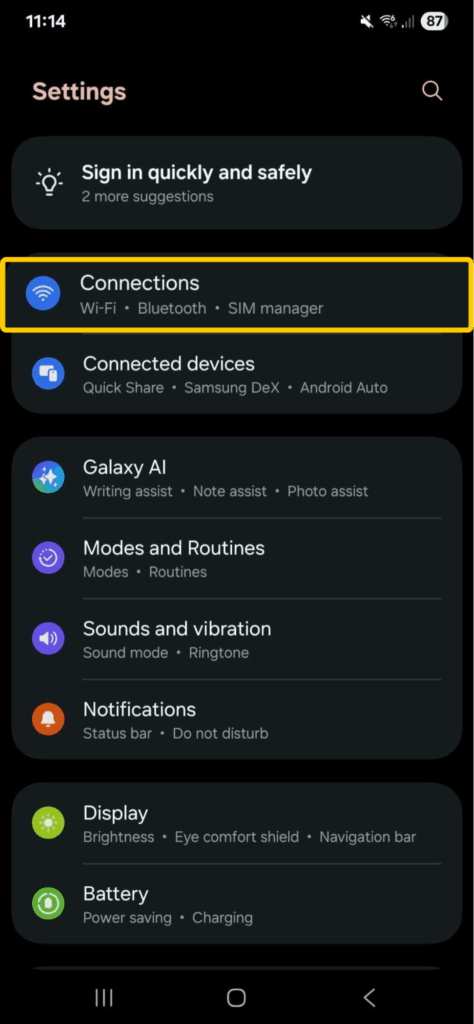 Captura de pantalla que muestra el menú principal de la app Ajustes de Android con el elemento Conexiones resaltado.